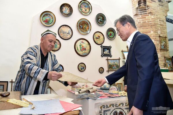 Шавкат Мирзиёев лично показал главе Кореи Регистан - фотофакт - Sputnik Узбекистан