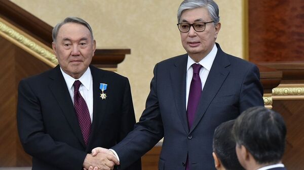 Kasim-Jomart Tokayev (sprava) i Nursultan Nazarbayev  - Sputnik O‘zbekiston