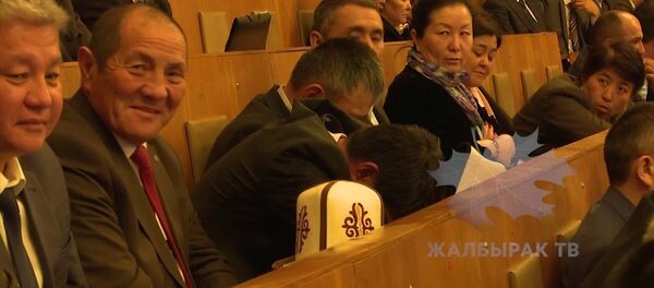 Чиновники спали во время выступления Жээнбекова - Sputnik Узбекистан