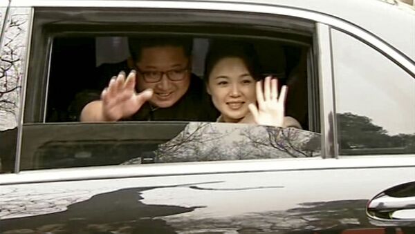 Лидер КНДР Ким Чен Ын с женой Ли Соль Чжу в Пекине - Sputnik Узбекистан