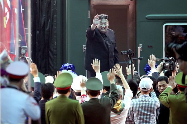 Лидер КНДР Ким Чен Ын у своего поезда во Вьетнаме - Sputnik Узбекистан