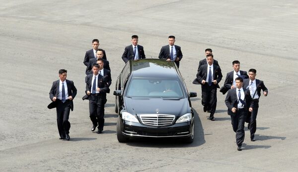 Бодигарды лидера КНДР Ким Чен Ына вокруг его машины в Южной Корее  - Sputnik Узбекистан
