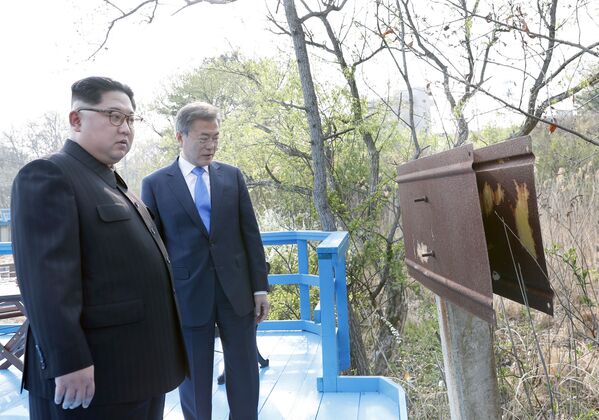 Лидер КНДР Ким Чен Ын и президент Южной Кореи Мун Джэин во время встречи в Южной Корее  - Sputnik Узбекистан