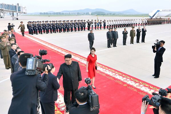 Лидер КНДР Ким Чен Ын и его жена Ли Соль Чжу в международном аэропорту Пхеньяна - Sputnik Узбекистан