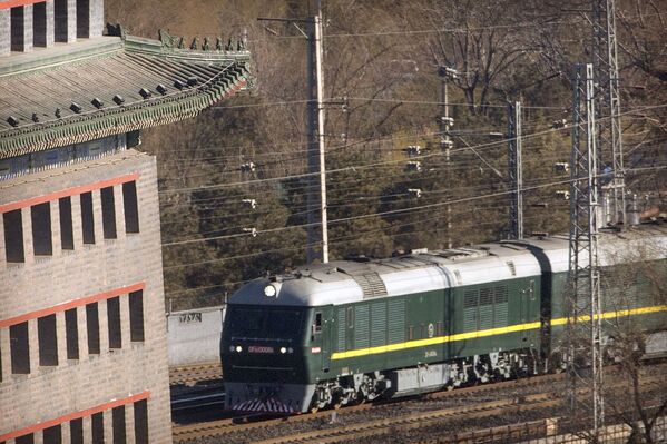 Поезд, на котором приехал лидер КНДР Ким Чен Ын, на железнодорожном вокзале Пекина - Sputnik Узбекистан