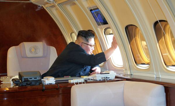 Лидер КНДР Ким Чен Ын в личном самолете перед вылетом из Пекина - Sputnik Узбекистан