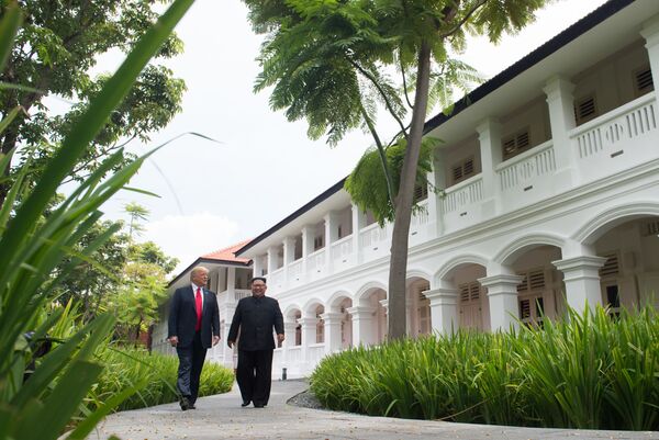 Президент США Дональд Трамп и лидер КНДР Ким Чен Ына в Сингапуре  - Sputnik Узбекистан