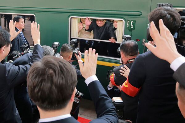 Поезд, на котором приехал лидер КНДР Ким Чен Ын, на железнодорожном вокзале Пекина - Sputnik Узбекистан