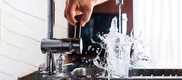 Холодная вода из крана Холодная вода из крана - Sputnik Ўзбекистон