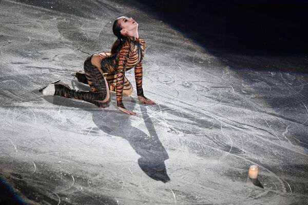 Алина Загитова (Россия) участвует в показательных выступлениях после финала Гран-при по фигурному катанию в японской Нагое - Sputnik Узбекистан
