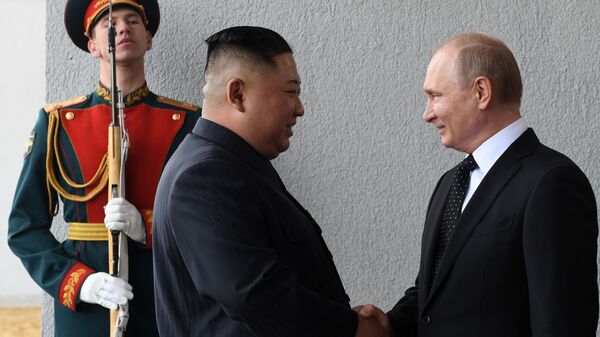 Vladimir Putin va Kim Chen In o‘rtasidagi uchrashuv  - Sputnik O‘zbekiston