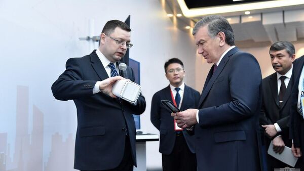 Президент Шавкат Мирзиёев в рамках участия в международном форуме Один пояс — один путь посетил Центр исследований и инноваций компании Huawei - Sputnik Узбекистан