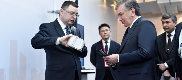 Президент Шавкат Мирзиёев в рамках участия в международном форуме Один пояс — один путь посетил Центр исследований и инноваций компании Huawei Президент Шавкат Мирзиёев в рамках участия в международном форуме Один пояс — один путь посетил Центр исследований и инноваций компании Huawei - Sputnik Ўзбекистон
