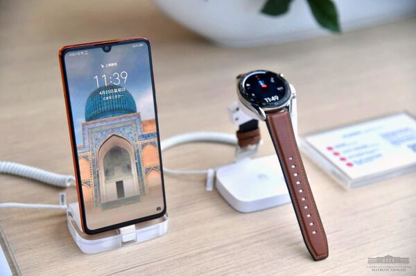 Шавкат Мирзиёев поручил ускорить внедрение 5G в Узбекистане Шавкат Мирзиёев поручил ускорить внедрение 5G в Узбекистане - Sputnik Узбекистан