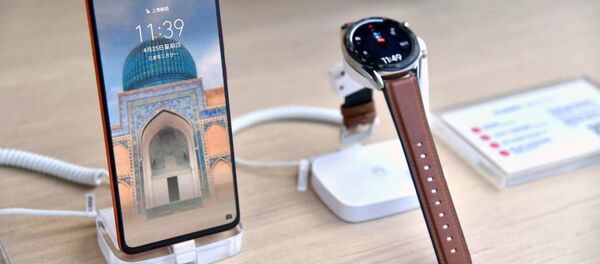 Президент Шавкат Мирзиёев в рамках участия в международном форуме Один пояс — один путь посетил Центр исследований и инноваций компании Huawei Президент Шавкат Мирзиёев в рамках участия в международном форуме Один пояс — один путь посетил Центр исследований и инноваций компании Huawei - Sputnik Ўзбекистон