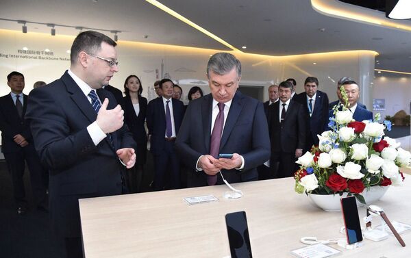 Президент Шавкат Мирзиёев в рамках участия в международном форуме Один пояс — один путь посетил Центр исследований и инноваций компании Huawei - Sputnik Ўзбекистон