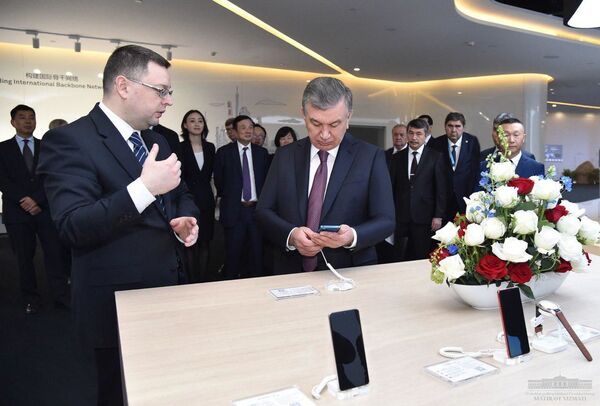 Шавкат Мирзиёев поручил ускорить внедрение 5G в Узбекистане Шавкат Мирзиёев поручил ускорить внедрение 5G в Узбекистане - Sputnik Узбекистан