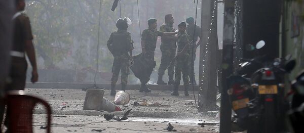 Сотрудники саперной группы специального назначения осматривают место взрыва фургона возле церкви, которая была атакована в Коломбо Сотрудники саперной группы специального назначения осматривают место взрыва фургона возле церкви, которая была атакована в Коломбо - Sputnik Ўзбекистон