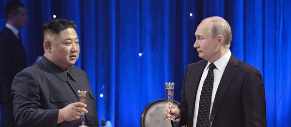 С глазу на глаз: как прошли переговоры Путина с Ким Чен Ыном - Sputnik Узбекистан