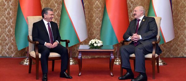 Президент Республики Узбекистан Шавкат Мирзиёев в Пекине провел встречу с Президентом Республики Беларусь Александром Лукашенко Президент Республики Узбекистан Шавкат Мирзиёев в Пекине провел встречу с Президентом Республики Беларусь Александром Лукашенко - Sputnik Узбекистан