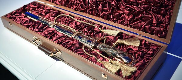 25 апреля 2019. Корейский меч, подаренный председателем Госсовета Корейской Народно-Демократической Республики Ким Чен Ыном президенту РФ Владимиру Путину во время обмена подарками на официальном приеме после переговоров в кампусе ДВФУ во Владивостоке. 25 апреля 2019. Корейский меч, подаренный председателем Госсовета Корейской Народно-Демократической Республики Ким Чен Ыном президенту РФ Владимиру Путину во время обмена подарками на официальном приеме после переговоров в кампусе ДВФУ во Владивостоке. - Sputnik Ўзбекистон