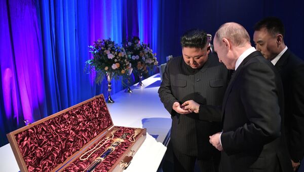Лидер КНДР подарил президенту России Владимиру Путину корейский меч - Sputnik Узбекистан