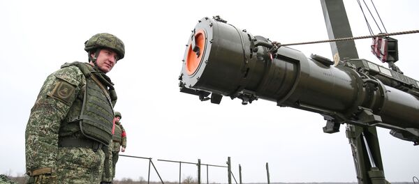 Транспортно-заряжающая машина комплекса Искандер-К с крылатыми ракетами Р-500 Транспортно-заряжающая машина комплекса Искандер-К с крылатыми ракетами Р-500 - Sputnik Ўзбекистон