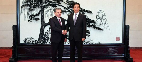 Президент Республики Узбекистан Шавкат Мирзиёев в Пекине встретился с председателем Постоянного комитета Всекитайского собрания народных представителей Ли Чжаньшу Президент Республики Узбекистан Шавкат Мирзиёев в Пекине встретился с председателем Постоянного комитета Всекитайского собрания народных представителей Ли Чжаньшу - Sputnik Ўзбекистон