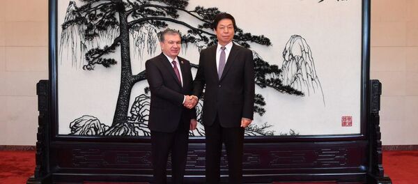 Президент Узбекистана Шавкат Мирзиёев встретился в Пекине с председателем Постоянного комитета Всекитайского собрания народных представителей Ли Чжаньшу - Sputnik Узбекистан