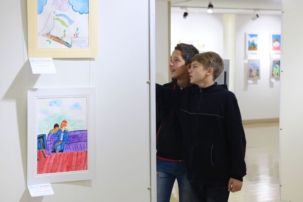 Выставка детских рисунков посвященная Дню победы - Sputnik Узбекистан