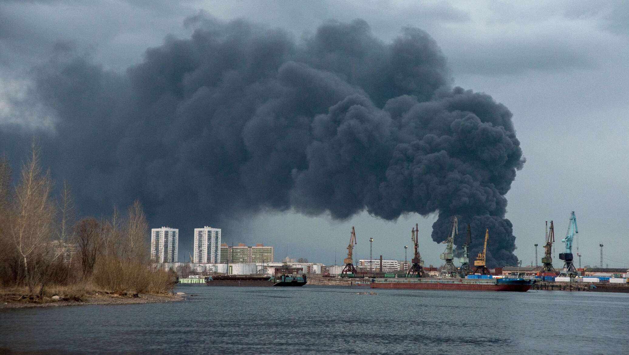 В Красноярске горит цех завода 