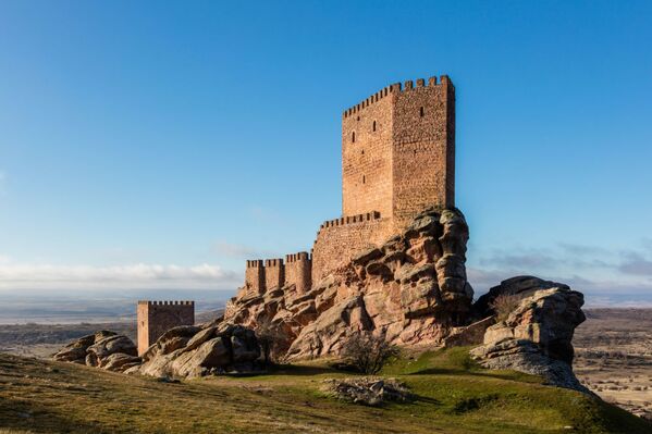Замок Сафра XIII века, расположенный в испанской провинции Гвадалахара   - Sputnik Узбекистан