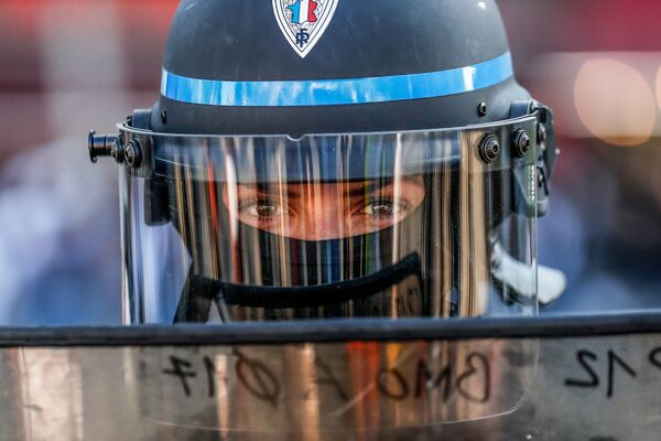 Полицейский во время антиправительственной демонстрации Желтых жилетов в Париже, Франция - Sputnik Узбекистан
