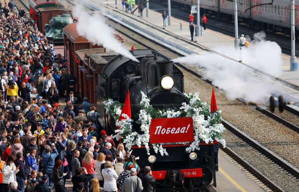 Жители Белгорода во время встречи Поезда Победы - Sputnik Узбекистан