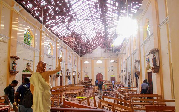 Разрушенная церковь после серии взрывов на Шри-Ланке - Sputnik Узбекистан