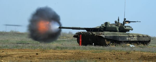 Танк Т-90 во время учений мотострелковых, танковых и артиллерийских подразделений 20 отдельной мотострелковой бригады 8 общевойсковой армии на полигоне Прудбой в Волгоградской области Танк Т-90 во время учений мотострелковых, танковых и артиллерийских подразделений 20 отдельной мотострелковой бригады 8 общевойсковой армии на полигоне Прудбой в Волгоградской области - Sputnik Ўзбекистон