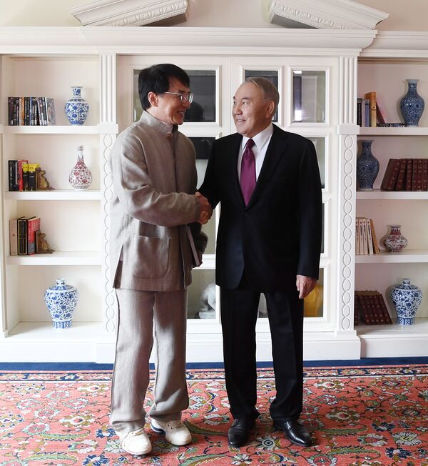 Назарбаев встретился с Джеки Чаном: в чем признался экс-президент актеру Назарбаев встретился с Джеки Чаном: в чем признался экс-президент актеру - Sputnik Узбекистан