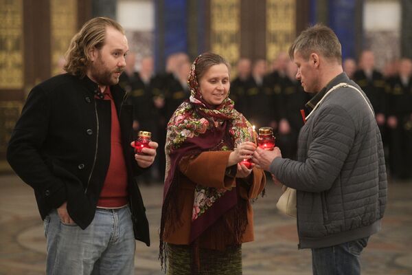 Верующие во время пасхальной службы в Морском Никольском соборе в Кронштадте. - Sputnik Узбекистан