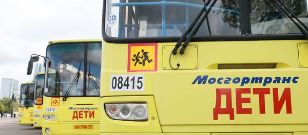 Автобус со знаком Дети Автобус со знаком Дети - Sputnik Ўзбекистон