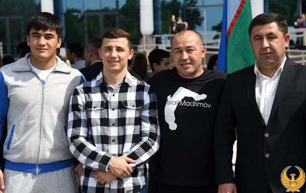 Шахрама Гиясова ва Муроджона Ахмадалиева торжественно встретили в аэропорту - Sputnik Ўзбекистон