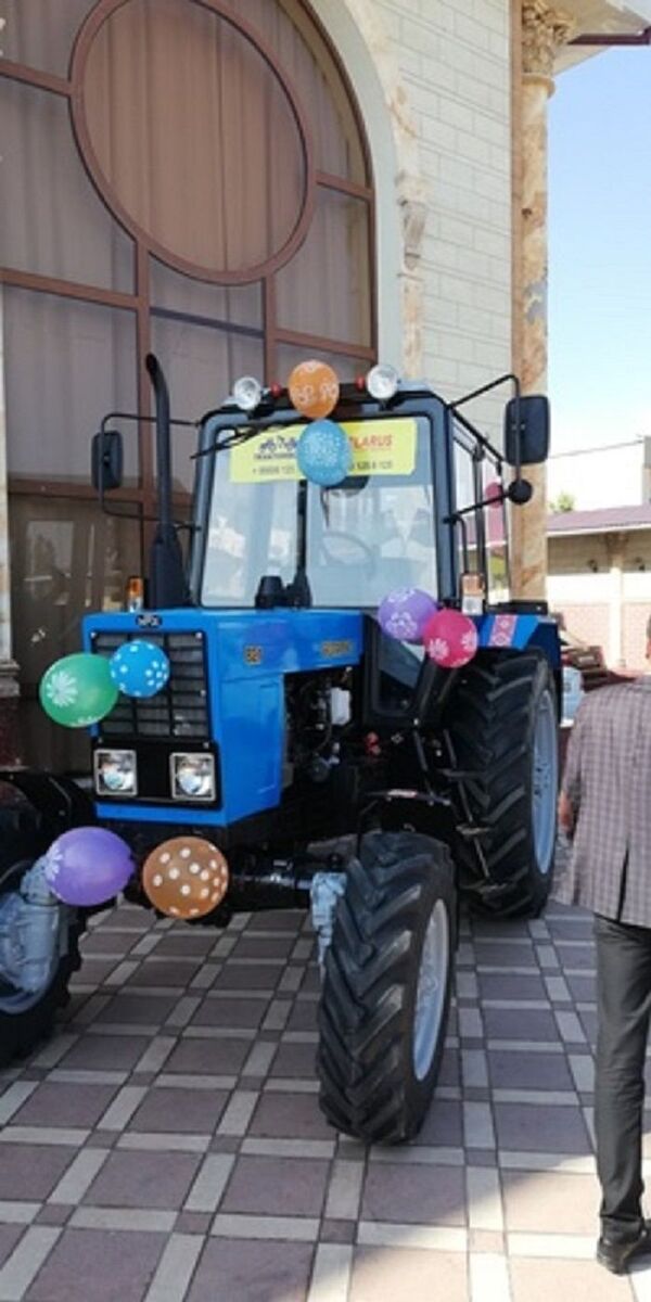 В Ташкенте на столетний юбилей ветерану ВОВ подарили трактор - фото - Sputnik Узбекистан