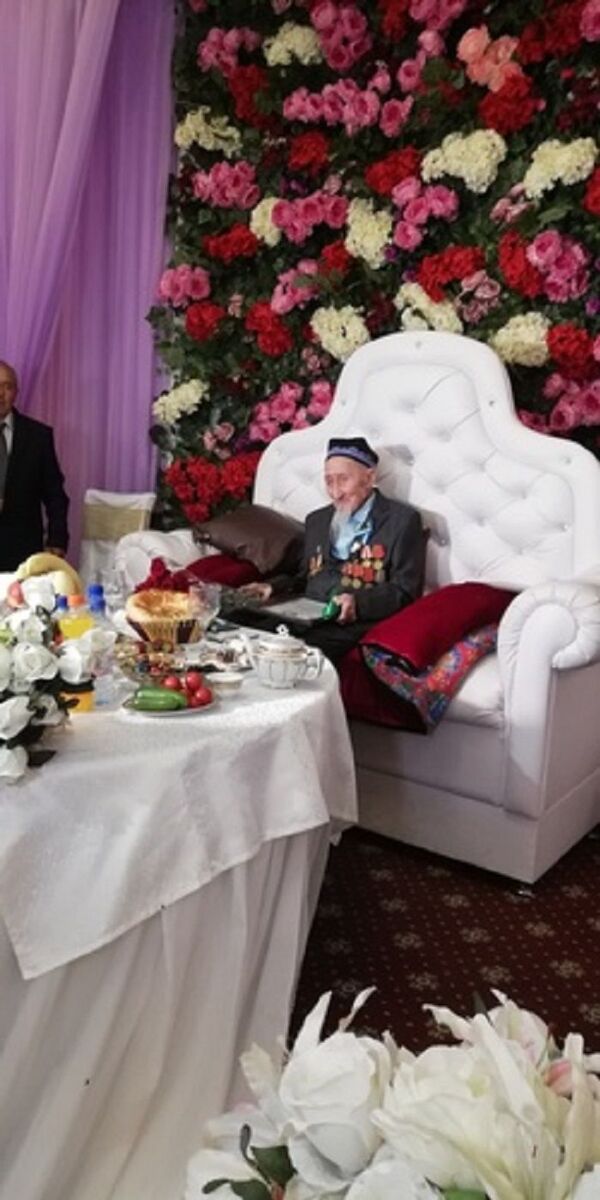 В Ташкенте на столетний юбилей ветерану ВОВ подарили трактор - фото - Sputnik Узбекистан