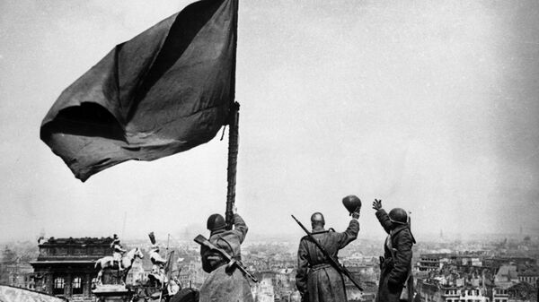 Великая Отечественная война 1941-1945 гг. Советское знамя над Рейхстагом. - Sputnik Узбекистан