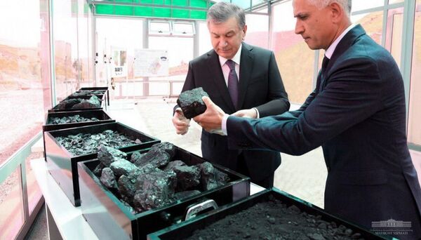Шавкат Мирзиёев ознакомился с проводимой работой на Шаргуньском угольном месторождении в Сарыасийском районе. Шавкат Мирзиёев ознакомился с проводимой работой на Шаргуньском угольном месторождении в Сарыасийском районе. - Sputnik Ўзбекистон