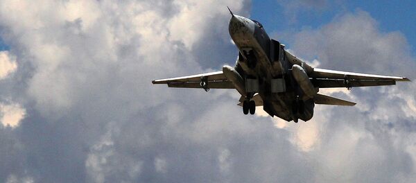 Российский бомбардировщик Су-24 взлетает из аэропорта Латакии в Сирии - Sputnik Узбекистан