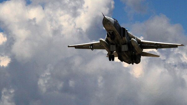 Российский бомбардировщик Су-24 взлетает из аэропорта Латакии в Сирии - Sputnik Узбекистан