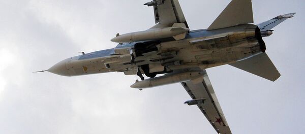 Российский бомбардировщик Су-24 взлетает из аэропорта Латакии в Сирии - Sputnik Узбекистан