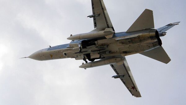 Российский бомбардировщик Су-24 взлетает из аэропорта Латакии в Сирии - Sputnik Узбекистан