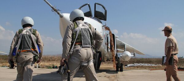 Российские летчики перед полетом у самолета Су-24 - Sputnik Узбекистан