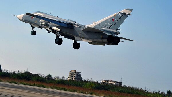 Российский бомбардировщик Су-24 взлетает с авиабазы Хмеймим - Sputnik Узбекистан